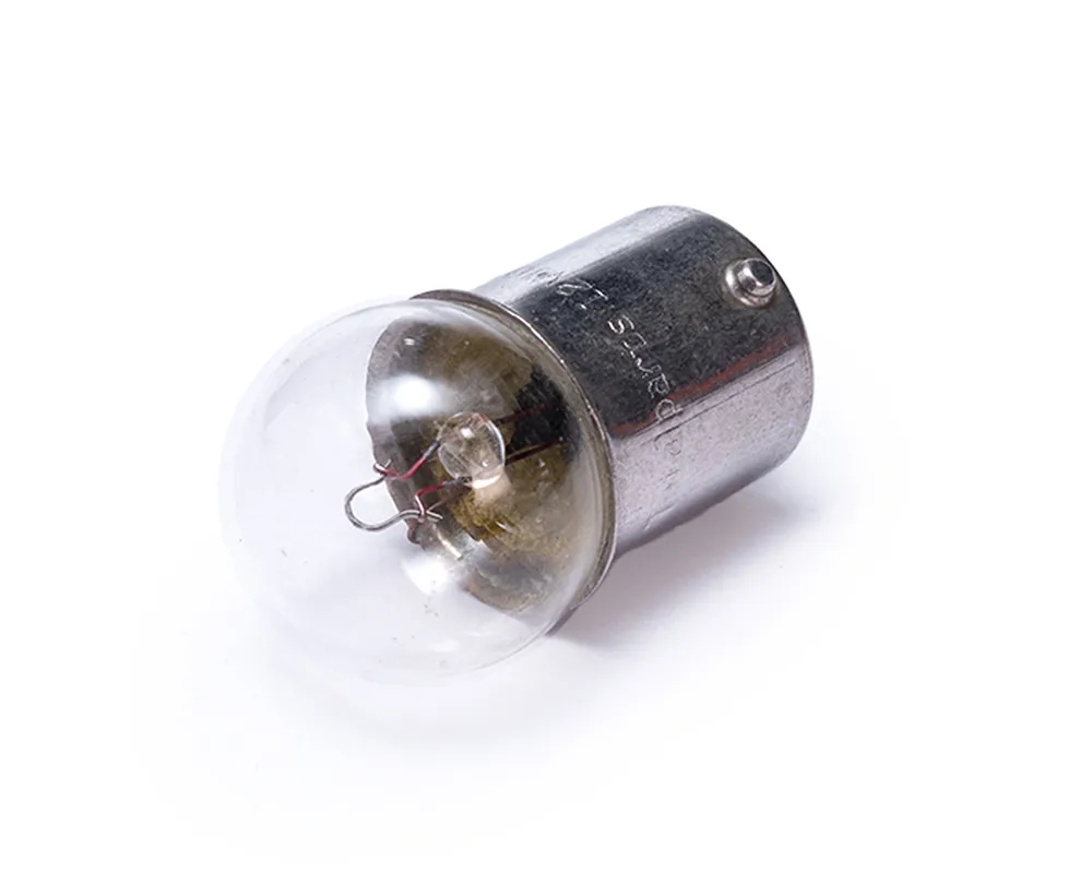 Foco 67 10 Watts 12 Volts Color Claro 1 Polo Patas Parejas TOTAL PARTS 04502